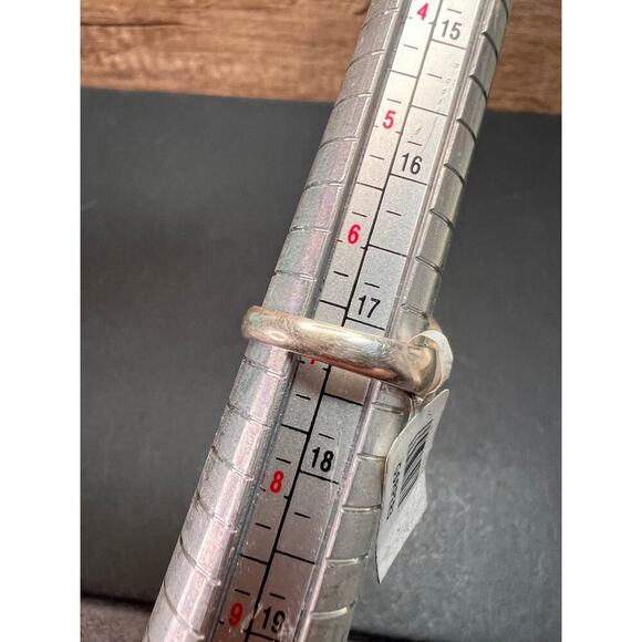 SOLD 

NEW size 7 oval peridot sterling silver ring 6.20 grams - Picture 15 of 15